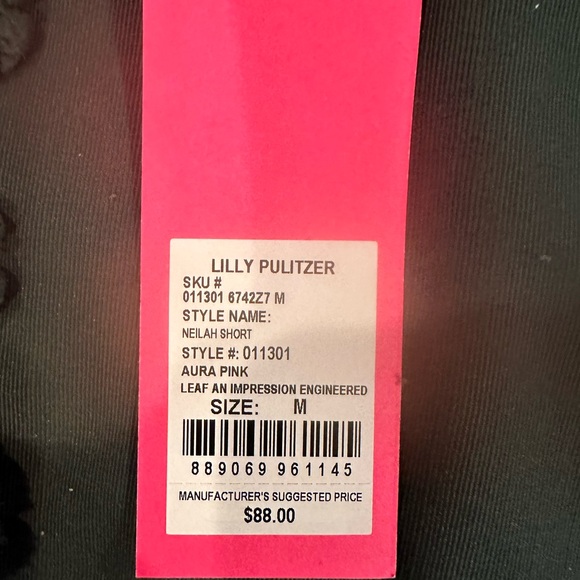Lilly Pulitzer Neilah 5’ short in Aura Pink Leaf an Impression - Picture 4 of 4